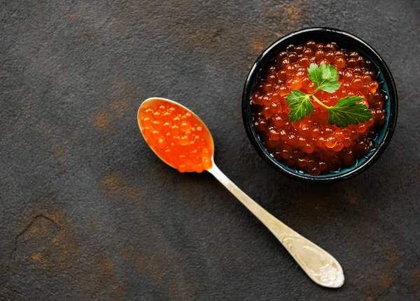 Caviar rojo en tazón — Foto de Stock