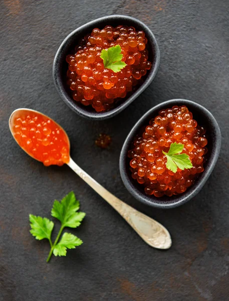 Caviar rojo en cuencos — Foto de Stock