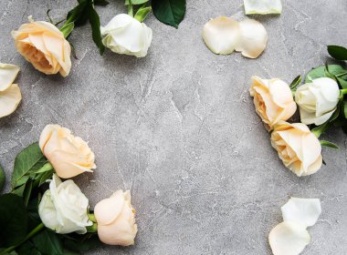 Taş bir arka planda sarı ve beyaz güller