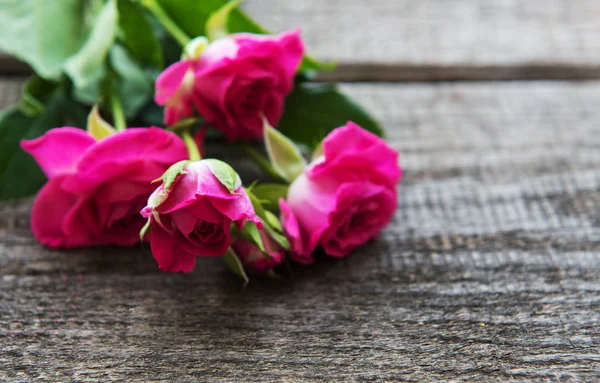 Bir tablo üzerinde pembe güller — Stok fotoğraf