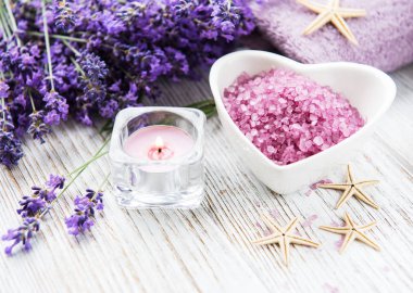 Deniz tuzu ile kalp şeklinde kase  