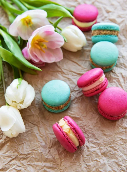 Colorful macaroons and tulips — Stock Photo, Image