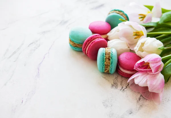 Macarons et tulipes colorés — Photo