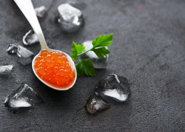 Cuchara con deliciosos caviares rojos — Foto de Stock