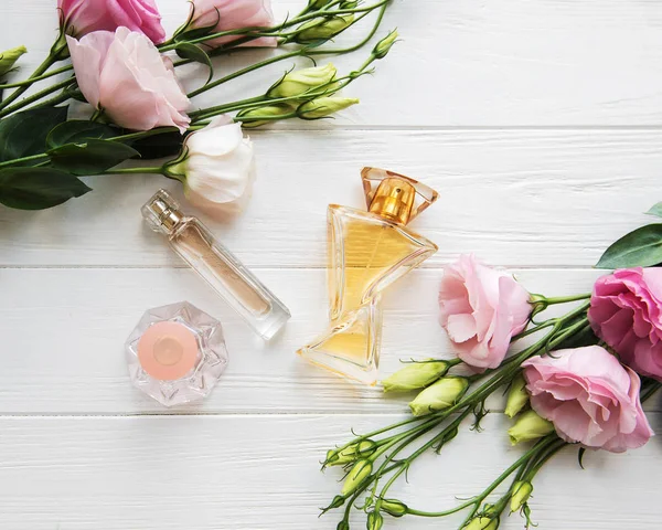 Butelek perfum z kwiatami — Zdjęcie stockowe