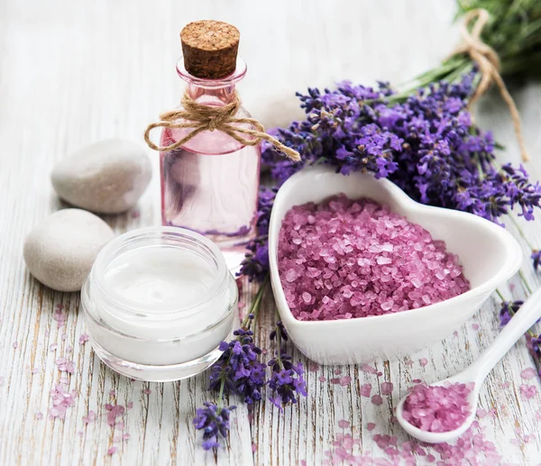 Hartvormige kom met zeezout, olie en verse lavendel bloemen — Stockfoto