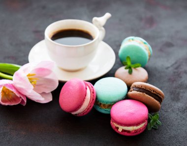 Bir fincan kahve ve kurabiye.