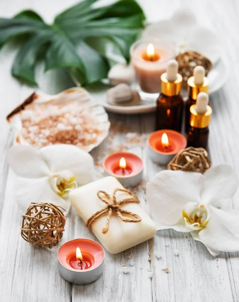 Ingredientes naturales de spa con flores de orquídea — Foto de Stock