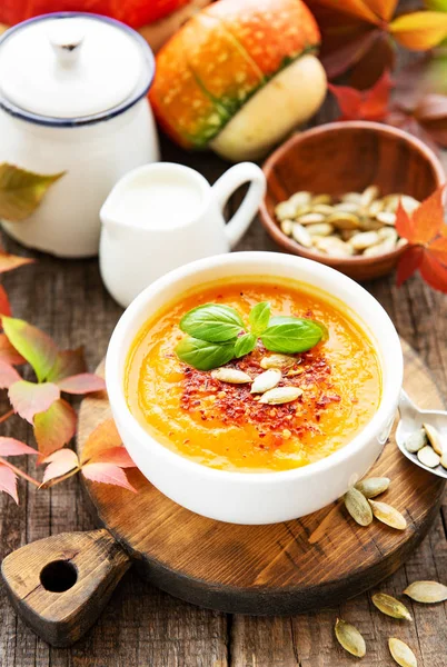 Schüssel mit Kürbissuppe — Stockfoto