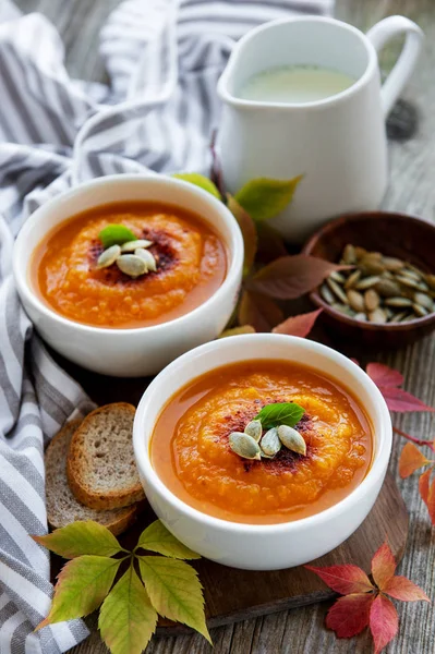 Schalen mit Kürbissuppe — Stockfoto