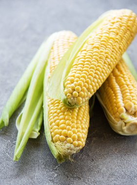 Koçanlarda taze mısır.