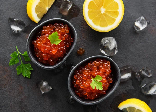 Caviar rojo en cuencos — Foto de Stock