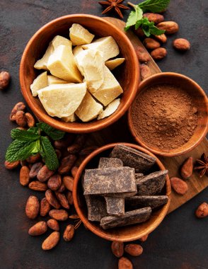 Kakao çekirdekleri, tereyağı ve çikolata