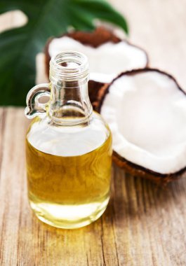 Taze hindistan cevizi yağı ve Hindistan cevizi eski ahşap bir masa üzerinde