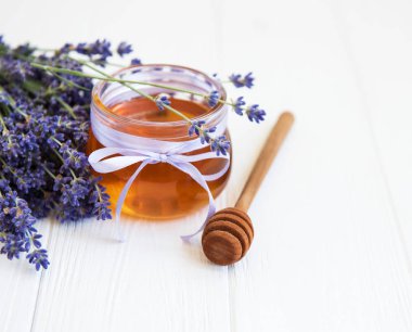 Ballı kavanoz ve taze lavanta çiçekleri.