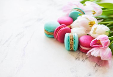 Renkli macaroons ve laleler