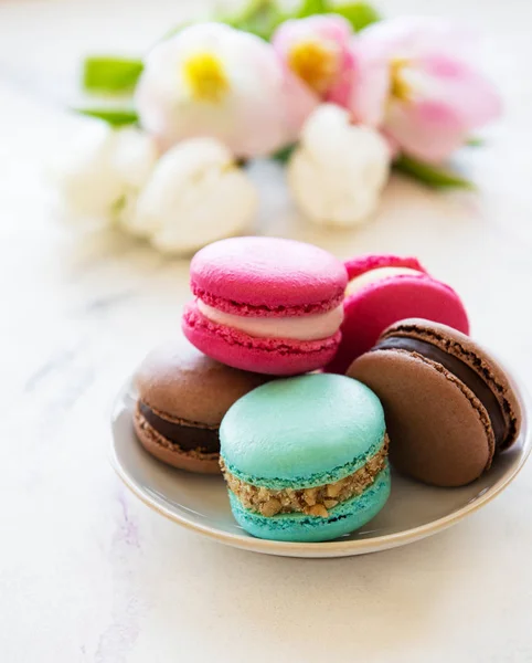 Colorful macaroons and tulips — Stock Photo, Image