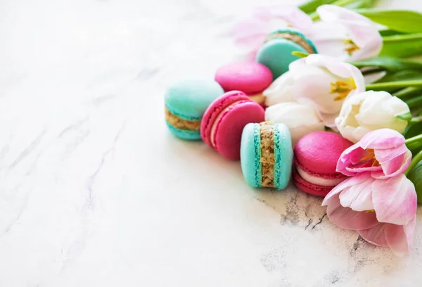 Colorful macaroons and tulips — Stock Photo, Image