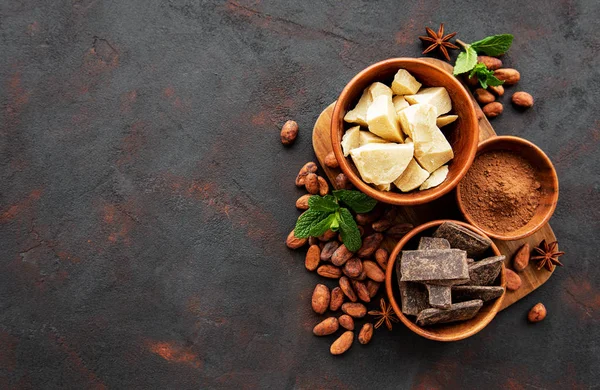 Какао-бобы, масло и шоколад — стоковое фото