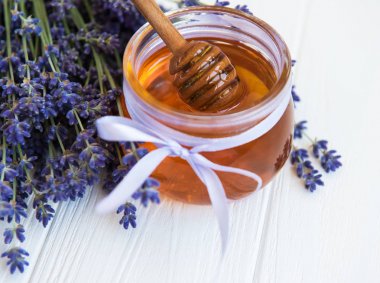 Ballı kavanoz ve taze lavanta çiçekleri.