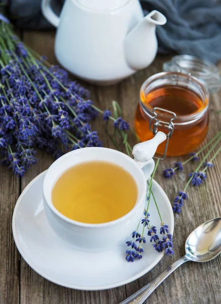 Csésze tea és méz levendulavirágokkal — Stock Fotó