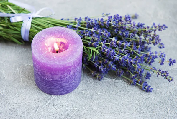 Flores de lavanda frescas e vela — Fotografia de Stock