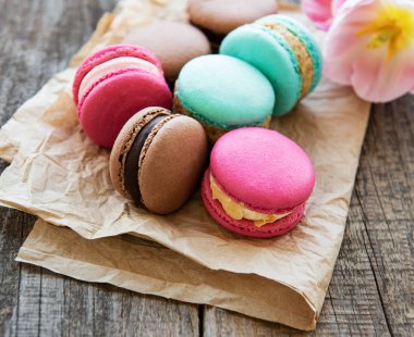 Renkli macaroons ve laleler