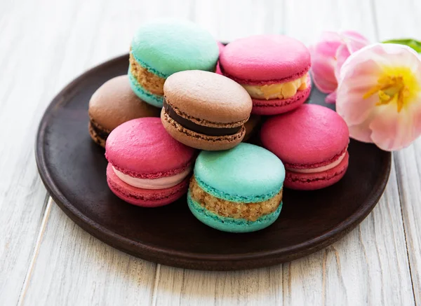 Macarons et tulipes colorés — Photo