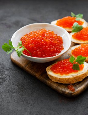 Kırmızı havyarlı sandviçler