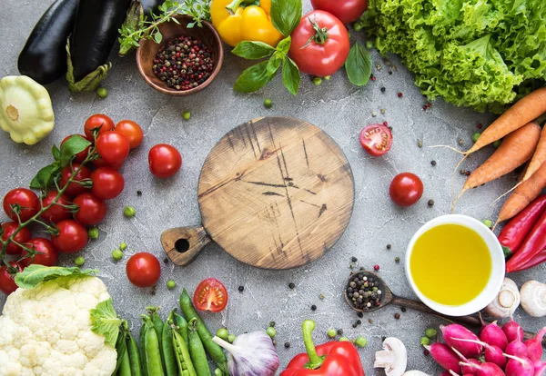 Empty Board Fresh Vegetables Concrete Background — Stock Photo, Image