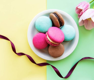 Renkli macaroons ve laleler