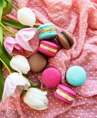 Renkli macaroons ve laleler