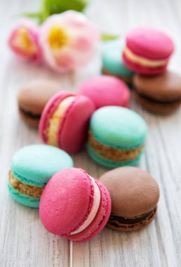 Renkli macaroons ve laleler