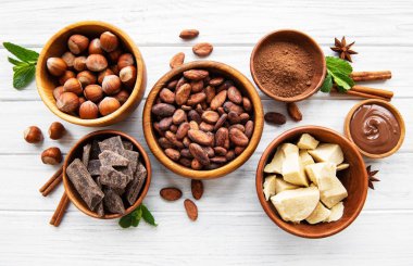 Kakao çekirdekleri, tereyağı ve çikolata