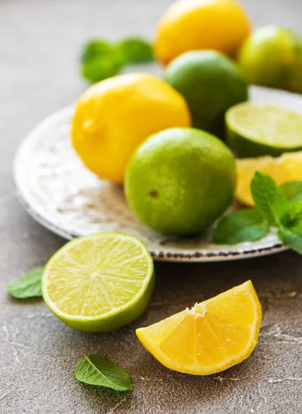 Placa con limones y limas —  Fotos de Stock