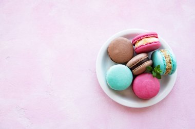 Renkli makaronlar ve nane