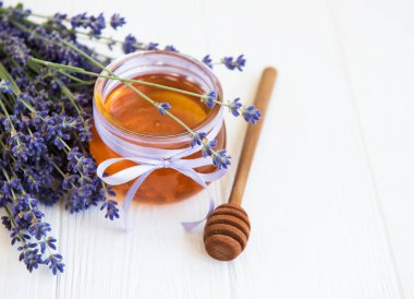 Ballı kavanoz ve taze lavanta çiçekleri.