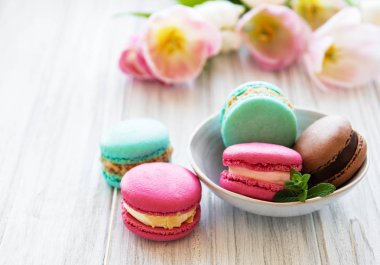 Renkli macaroons ve laleler