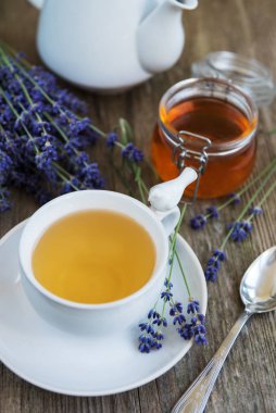 Lavanta çiçekleri ile çay ve bal fincan