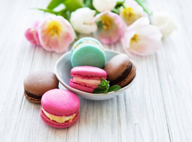 Renkli macaroons ve laleler