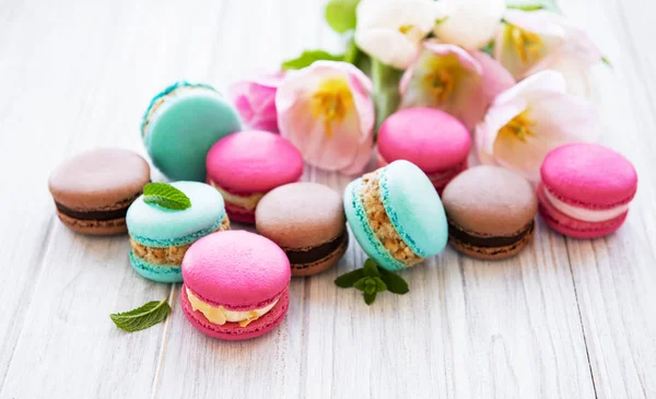 Colorful macaroons and tulips — Stock Photo, Image