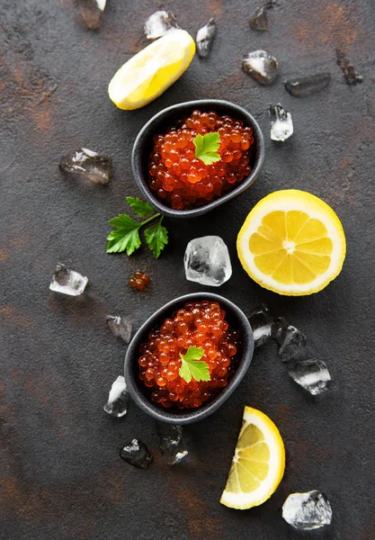 Caviar rojo en cuencos — Foto de Stock