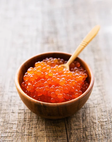 Caviar rojo en tazón — Foto de Stock