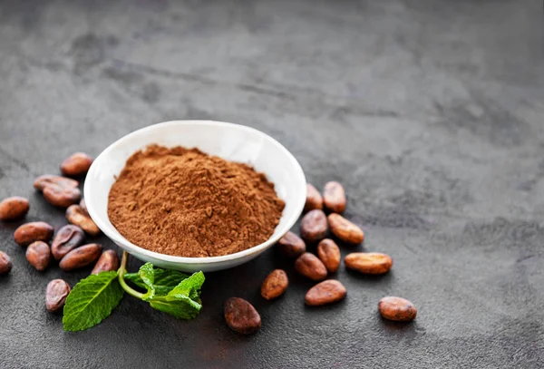 Bowl with Cocoa powder and beans — Stock Photo, Image