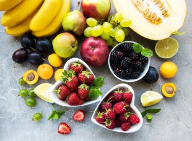 Taze yaz meyve ve çilek 