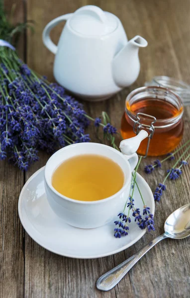 Taza de té y miel con flores de lavanda — Foto de Stock