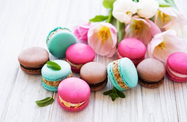 Renkli macaroons ve laleler