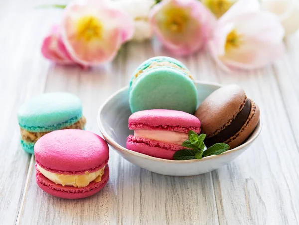 Colorful macaroons and tulips — Stock Photo, Image