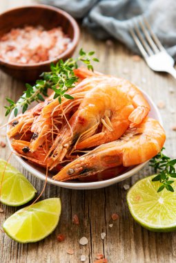 Karidesler limon ile servis edilir