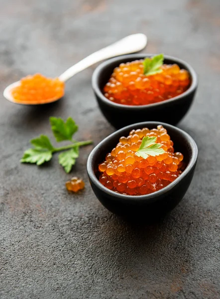 Caviar rojo en cuencos — Foto de Stock